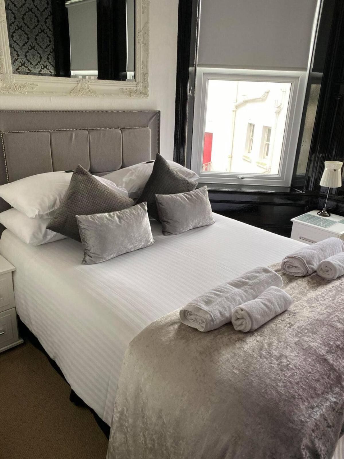 Edelweiss Guest House Douglas Esterno foto